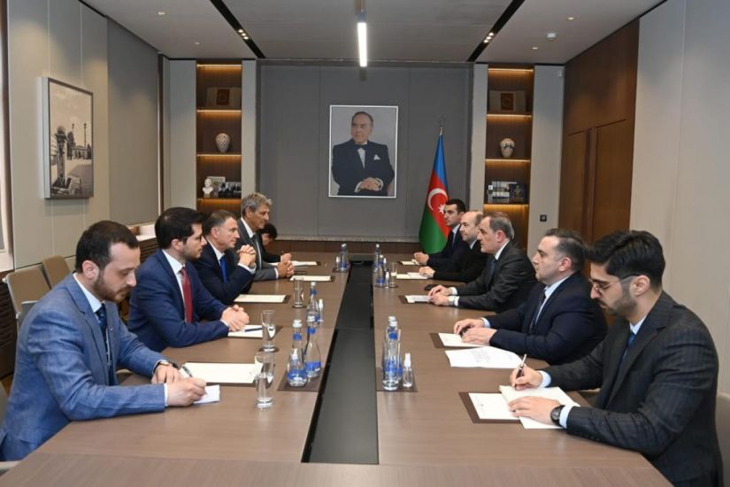 XİN rəhbəri İsrail nümayəndə heyəti ilə regiondakı hadisələri müzakirə etdi
