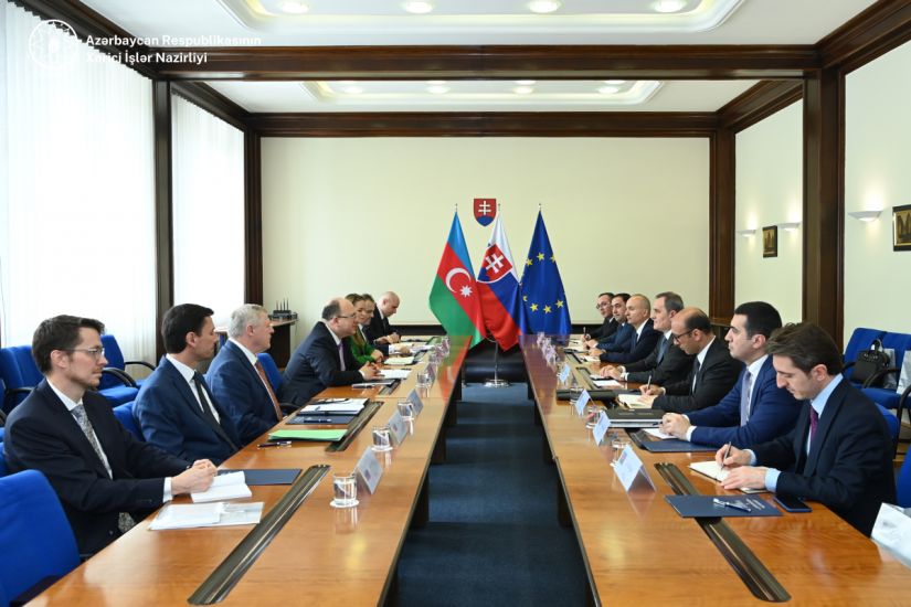 Ceyhun Bayramov slovakiyalı həmkarı ilə görüşdü