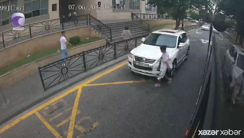 Bakıda avtobusdan enən şagirdi maşın belə vurdu -     VİDEO