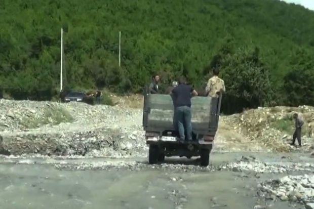 Azərbaycanda sel kəndin yeganə girişi olan körpünü aparıb -     VİDEO