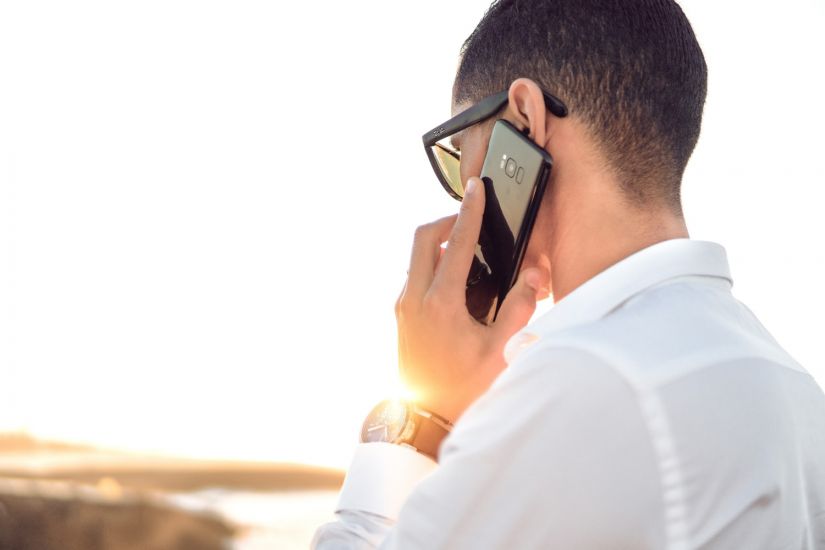 Kişi başqa qadınla telefonla danışdı, arvadı tutdu