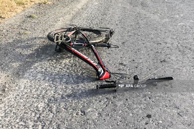 Salyanda avtomobil velosipedçini vuraraq öldürdü