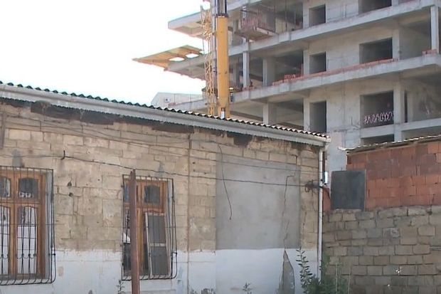 Bakıda yaşayış evlərinin yaxınlığında bina tikilməsi sakinlərin narazılığına səbəb oldu -   VİDEO