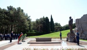 Ərdoğan Heydər Əliyevin məzarını ziyarət etdi  -     FOTO — foto 1
