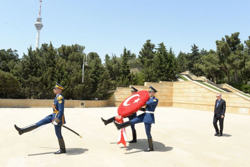 Türkiyə Prezidenti şəhidlərin xatirəsini ehtiramla yad etdi -     FOTO