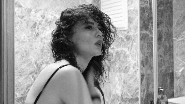 Aktrisanın hamamdakı fotoları gündəm oldu -       FOTO
