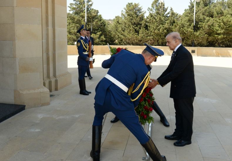 Pakistanın Baş naziri Məhəmməd Şahbaz Şərif Şəhidlər xiyabanını ziyarət edib