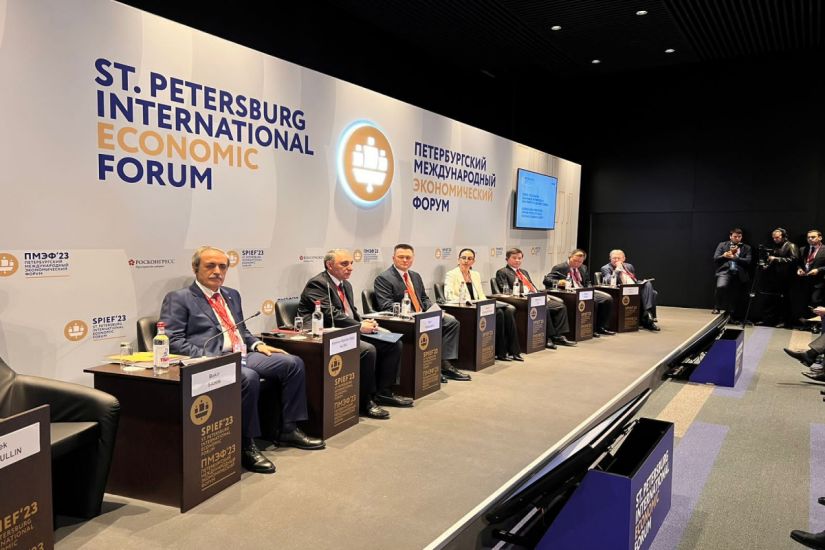 Kamran Əliyev Sankt-Peterburqda beynəlxalq forumda çıxış etdi