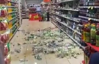 Bakıda marketdə qəribə olay - "Araq haramdır" deyib hamısını sındırdı -     VİDEO
