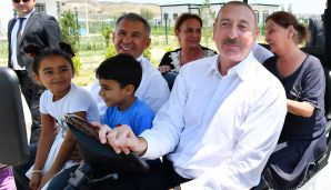 Azərbaycan Prezidenti Ağalı kəndində sakinlərlə söhbət etdi:   "Necə yaşayırsınız burada?" - FOTO — foto 2