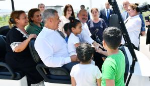 Azərbaycan Prezidenti Ağalı kəndində sakinlərlə söhbət etdi:   "Necə yaşayırsınız burada?" - FOTO — foto 3