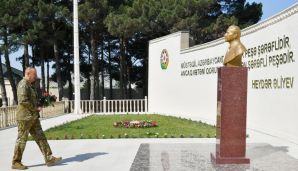 Prezident Müdafiə Nazirliyinin komando hərbi hissələrinin birində yaradılan şəraitlə tanış olub, hərbi hissəyə Döyüş bayrağını təqdim edib -   YENİLƏNDİ - 2 - FOTOLAR — foto 1