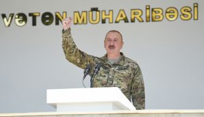Prezident Müdafiə Nazirliyinin komando hərbi hissələrinin birində yaradılan şəraitlə tanış olub, hərbi hissəyə Döyüş bayrağını təqdim edib -   YENİLƏNDİ - 2 - FOTOLAR — foto 10