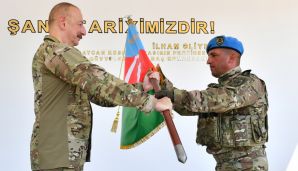 Prezident Müdafiə Nazirliyinin komando hərbi hissələrinin birində yaradılan şəraitlə tanış olub, hərbi hissəyə Döyüş bayrağını təqdim edib -   YENİLƏNDİ - 2 - FOTOLAR — foto 11