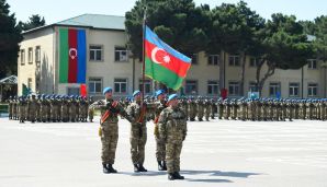 Prezident Müdafiə Nazirliyinin komando hərbi hissələrinin birində yaradılan şəraitlə tanış olub, hərbi hissəyə Döyüş bayrağını təqdim edib -   YENİLƏNDİ - 2 - FOTOLAR — foto 12