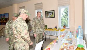 Prezident Müdafiə Nazirliyinin komando hərbi hissələrinin birində yaradılan şəraitlə tanış olub, hərbi hissəyə Döyüş bayrağını təqdim edib -   YENİLƏNDİ - 2 - FOTOLAR — foto 15