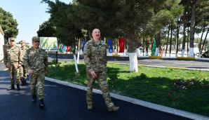 Prezident Müdafiə Nazirliyinin komando hərbi hissələrinin birində yaradılan şəraitlə tanış olub, hərbi hissəyə Döyüş bayrağını təqdim edib -   YENİLƏNDİ - 2 - FOTOLAR — foto 5
