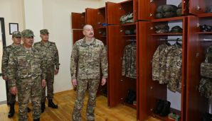 Prezident Müdafiə Nazirliyinin komando hərbi hissələrinin birində yaradılan şəraitlə tanış olub, hərbi hissəyə Döyüş bayrağını təqdim edib -   YENİLƏNDİ - 2 - FOTOLAR — foto 6