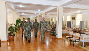 Prezident Müdafiə Nazirliyinin komando hərbi hissələrinin birində yaradılan şəraitlə tanış olub, hərbi hissəyə Döyüş bayrağını təqdim edib -   YENİLƏNDİ - 2 - FOTOLAR — foto 7