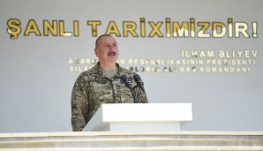 Prezident Müdafiə Nazirliyinin komando hərbi hissələrinin birində yaradılan şəraitlə tanış olub, hərbi hissəyə Döyüş bayrağını təqdim edib -   YENİLƏNDİ - 2 - FOTOLAR — foto 8