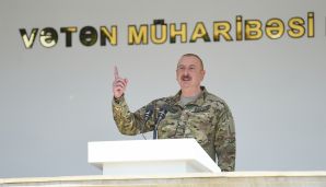 Prezident Müdafiə Nazirliyinin komando hərbi hissələrinin birində yaradılan şəraitlə tanış olub, hərbi hissəyə Döyüş bayrağını təqdim edib -   YENİLƏNDİ - 2 - FOTOLAR — foto 9