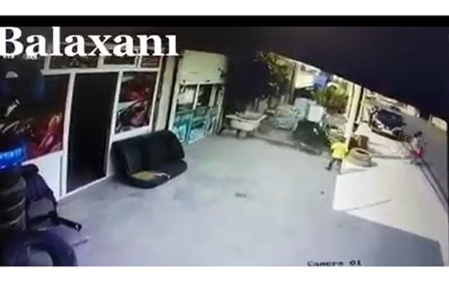 Ərindən qaçan qadınla övladını maşın vurdu:       Uşaq öldü - VİDEO