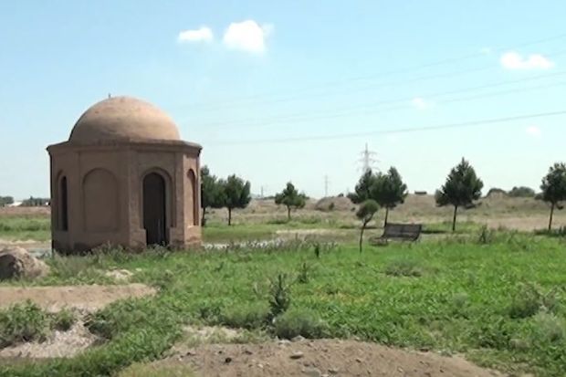Gəncədə su içində batan abidəyə baxan yoxdur -     VİDEO