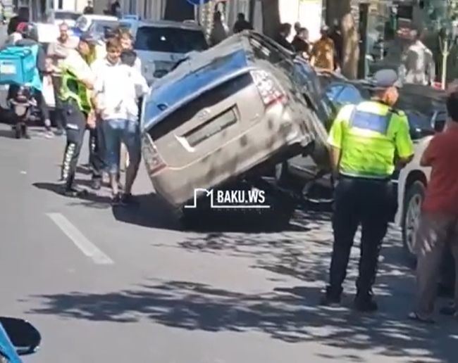 Bakıda "Prius" digər maşının üstünə çıxdı -      VİDEO