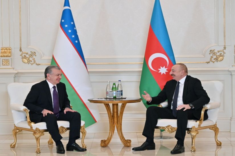 İlham Əliyev Şavkat Mirziyoyevi növbədənkənar prezident seçkilərində inamlı qələbəsi münasibətilə təbrik etdi