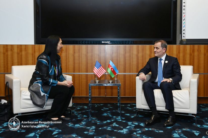 XİN rəhbəri ABŞ dövlət katibinin köməkçisi ilə regiondakı vəziyyəti müzakirə etdi