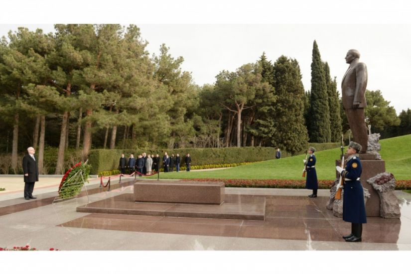 Latviya Prezidenti Ümummilli Lider Heydər Əliyevin məzarını ziyarət etdi