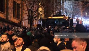 Gürcüstanda ara qarışdı:         Etirazçılar su şüşələri və daş ataraq polisə müqavimət göstərirlər - FOTO — foto 4