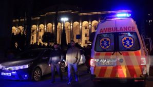 Gürcüstanda ara qarışdı:         Etirazçılar su şüşələri və daş ataraq polisə müqavimət göstərirlər - FOTO — foto 5