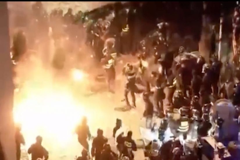 Tbilisidə polis xüsusi təyinatlıları etirazçıları su şırnağı və gözyaşardıcı qaz tətbiq edərək dağıdıb