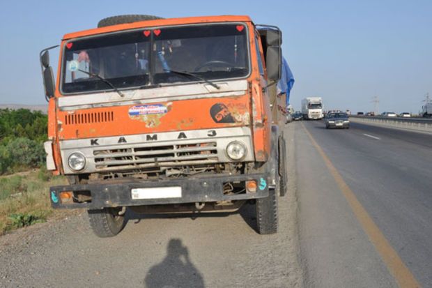 DTX işçisi olduğunu deyib pul alan “KamAZ” sürücüsü məhkəmə zalında həbs olunub