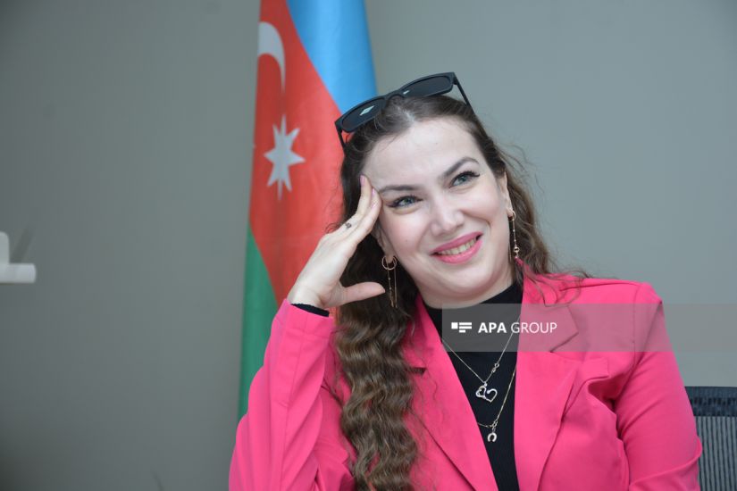 Səhnədə onun başına gəlməyən qalmadı, "dəlixana"ya düşdü
