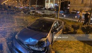 Bakıda avtomobil "Qış parkı"na girdi, ağacları qırdı — foto 1