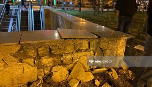 Bakıda avtomobil "Qış parkı"na girdi, ağacları qırdı — foto 2