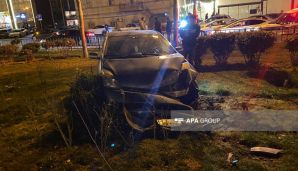 Bakıda avtomobil "Qış parkı"na girdi, ağacları qırdı — foto 4