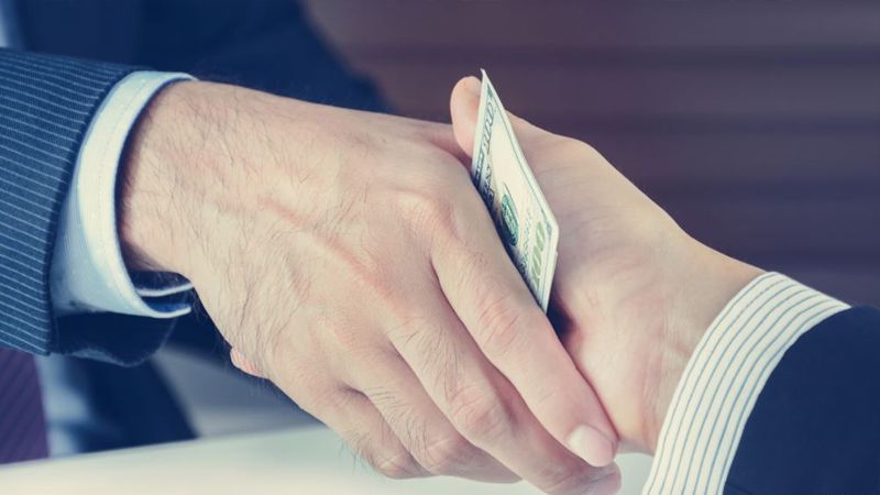 Kriminal avtoritetin ölüm işinə görə pul alaraq dələduzluq edən məhkəmə işçisindən xəbər var