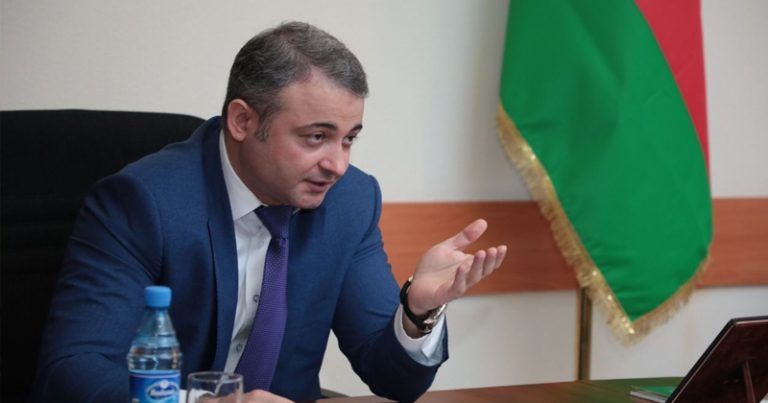 Bütün vətəndaşların piyada getdiyi parka AzTV sədri niyə maşınla gedir? –     FOTO