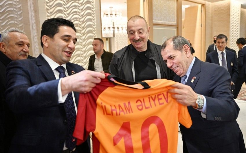“Qalatasaray” futbol klubunun prezidenti Prezident İlham Əliyevə xatirə hədiyyələri tədqim edib