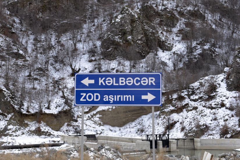 Zod aşırımında traktor aşdı, sürücü xəsarət aldı
