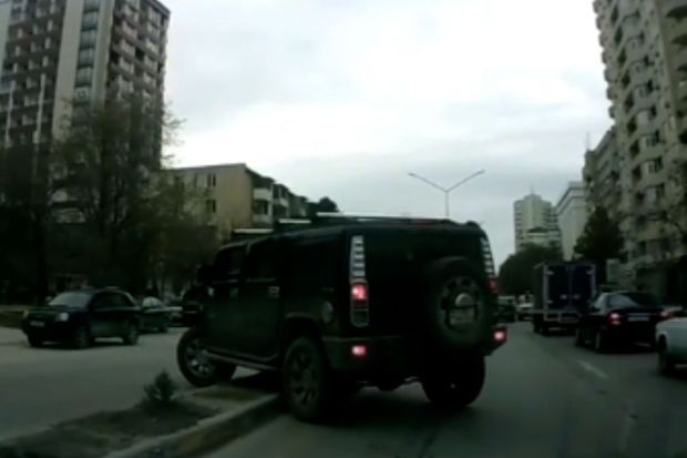 Bakıda sürücüdən əks istiqamətə keçmək üçün “unikal” çıxış yolu -       VİDEO