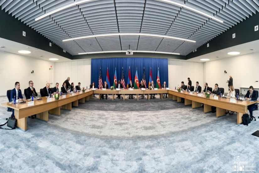 Blinkenin iştirakı ilə Azərbaycan və Ermənistan XİN rəhbərlərinin görüşü başladı