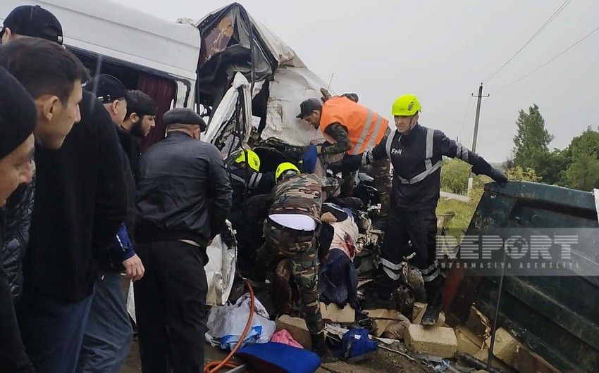 Mikroavtobus daşla dolu "KamAZ"a çırpılıb:     ölən və yaralananlar var