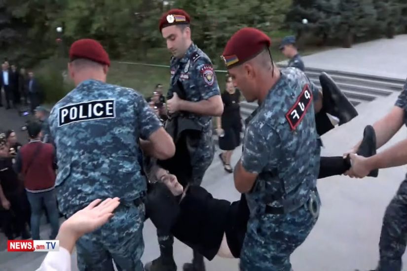 İrəvanda ölən əsgərlərin yaxınları aksiya keçirib, saxlanılan var