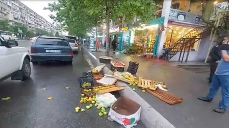 Məhsul qutusunu təpikləyən polis vəzifədən kənarlaşdırıldı