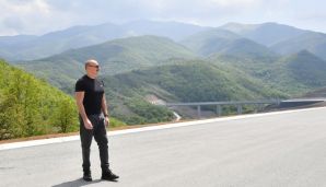 İlham Əliyev və Mehriban Əliyeva Əhmədbəyli-Füzuli-Şuşa yolunun 66-81-ci kilometrliyində görülən işlərlə tanış olublar -   FOTOLAR — foto 13