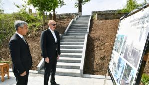 Prezident İlham Əliyev Cıdır düzündə Mir Möhsün Nəvvab Qarabağinin məzarını ziyarət etdi -   FOTOLAR — foto 1